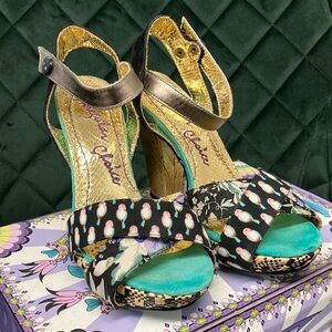 IRREGULAR CHOICE 5”heel pumps. Size 40 EUR/ 9 USA.
